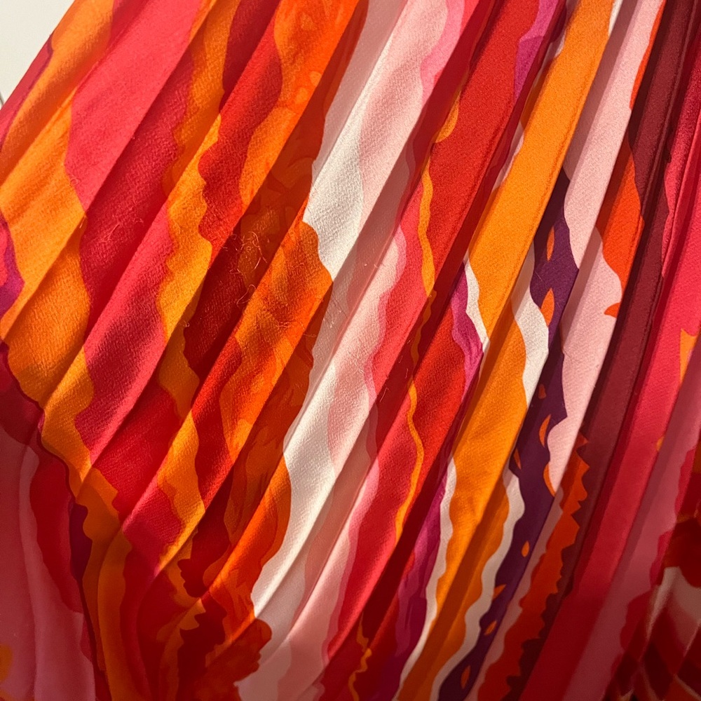 Oh so modest Pleated dress - Picture 5 of 9